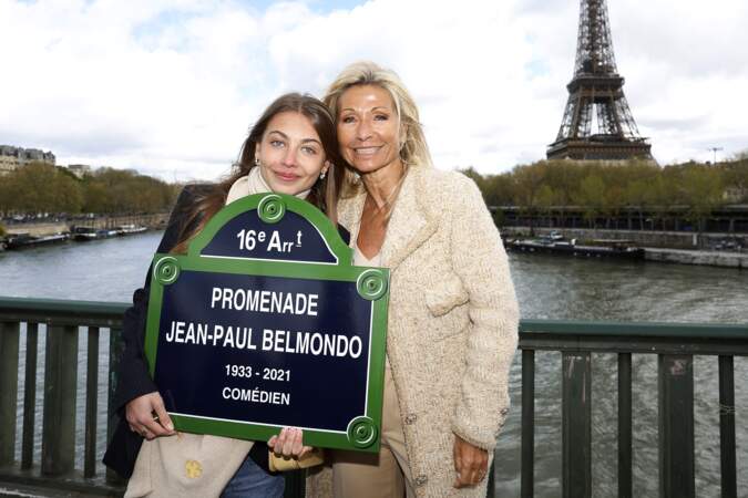 Stella Belmondo et sa mère Natty  lors de l'inauguration de la promenade Jean-Paul Belmondo sous le viaduc du métro aérien, à Paris, ce mercredi 12 avril.