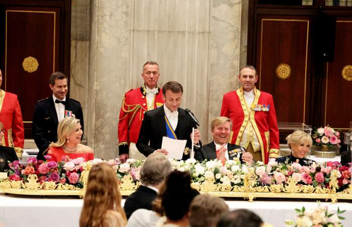 Le président de la République Emmanuel Macron en pleine allocution lors de l'ouverture du dîner d'État organisé au palais royal d'Amsterdam, le 11 avril 2023