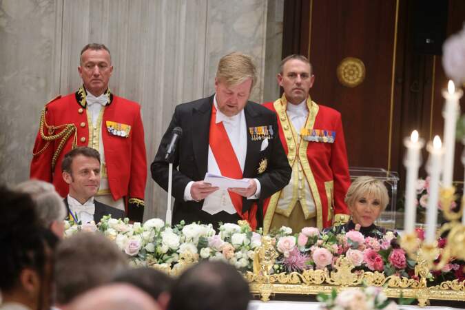 Le roi Willem Alexander des Pays-Bas en plein discours lors de l'ouverture du dîner d'État offert en l'honneur du président de la République Emmanuel Macron et sa femme Brigitte Macron au palais royal d'Amsterdam, le 11 avril 2023