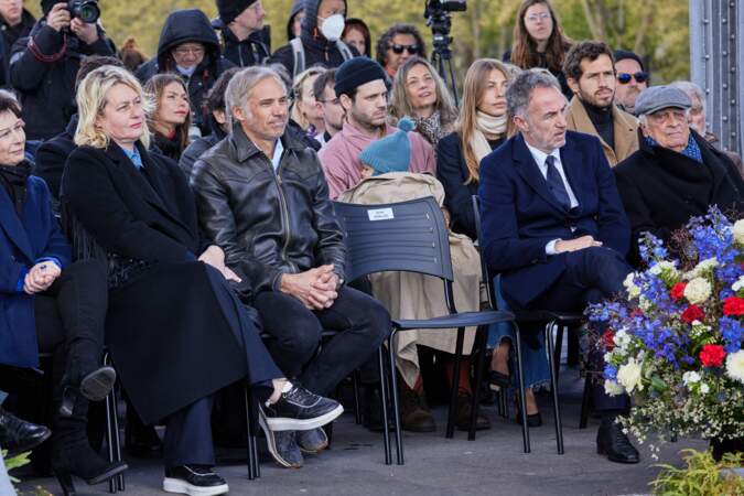 Luana Belmondo, Paul, Alessandro et son fils Vahé, Stella, Victor et Alain Belmondo ont rendu hommage à Jean-Paul Belmondo lors de l'inauguration de La promenade Jean-Paul Belmondo.