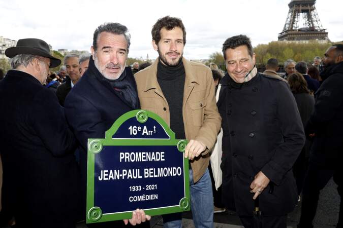 Jean Dujardin, Victor Belmondo, Laurent Gerra au pont de Bir-Hakeim pour honorer la mémoire de Jean-Paul Belmondo. 