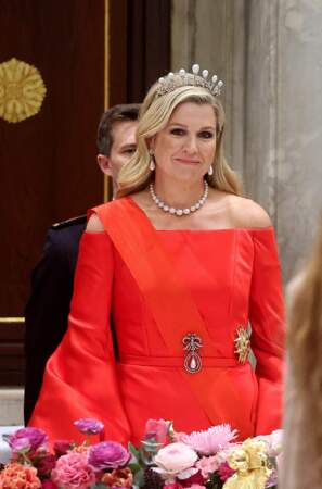 La reine Maxima des Pays-Bas élégante à souhaite dans une robe rouge au décolleté bardot du créateur Claes Iversen lors du dîner d'État organisé pour Emmanuel et Brigitte Macron au palais royal d'Amsterdam, le 11 avril 2023