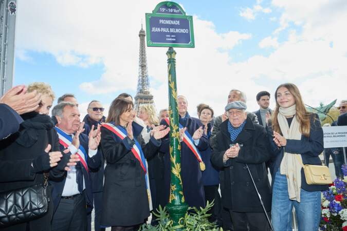 La promenade Jean-Paul Belmondo a été inaugurée au pont de Bir-Hakeim à Paris, ce mercredi 12 avril. La famille de l'acteur était présente avec la maire de Paris Anne Hidalgo.