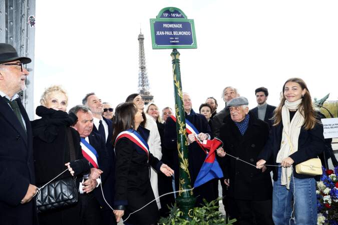 Stella, Paul, Alain et Muriel Belmondo étaient accompagnés d'Anne Hidalgo lors de l'inauguration de la Promenade Jean-Paul Belmondo, non loin du pont de Bir-Hakeim à Paris.