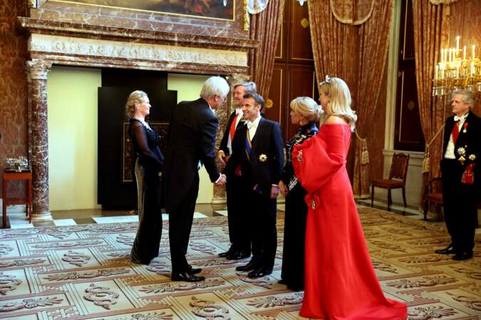 Le président Emmanuel Macron, son épouse Brigitte Macron, le roi Willem Alexander des Pays-Bas et son épouse la reine Maxima accueillent les invités avant le dîner d'État organisé au palais royal d'Amsterdam, le 11 avril 2023