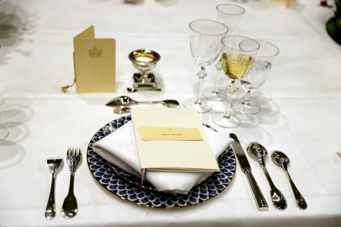 La vaisselle en porcelaine de Chine au monogramme du couple royal néerlandais a été utilisé pour le banquet d'État organisé en l'honneur d'Emmanuel et Brigitte Macron au palais royal d'Amsterdam, le 11 avril 2023