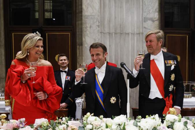 Le président Emmanuel Macron,  le roi Willem Alexander des Pays-Bas et son épouse la reine Maxima portent un toast lors du dîner d'état au palais royal à Amsterdam, le 11 avril 2023