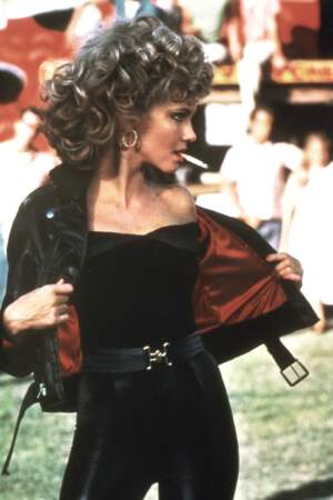 Olivia Newton-John et sa permanente sur cheveux courts sur le tournage du film Grease (1978) 