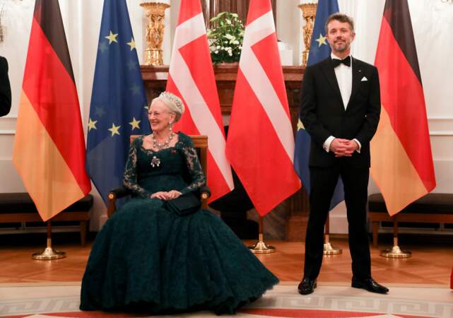 La reine Margrethe II dans une  longue robe noire ornée d'un imposant collier et le prince Frederik de Danemark lors d'un banquet d'État au château de Bellevue à Berlin en novembre 2021