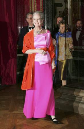 A l'occasion d'un dîner à Versailles, pour l'ouverture d'une exposition, la reine danoise porte un ensemble rose et orange vif en novembre 2007