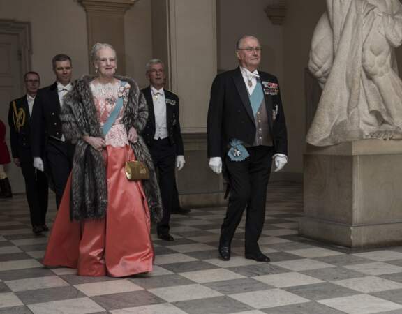 Pour un dîner au palais de Christiansborg avec les membres du parlement danois et les employés du parlement européen en mars 2014, Margrethe II porte une robe orange au corset doublé de dentelle