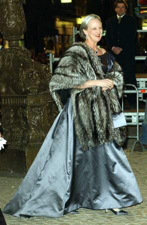 Margrethe II impériale en fourrure et robe de bal bleue en 2002 au palais royal d'Amsterdam pour le mariage de Willem-Alexander des Pays-Bas avec Máxima Zorreguieta
