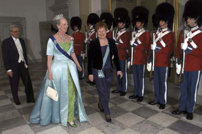 Margrethe II en robe bleue et verte pour les 30 ans de son règne en février 2002