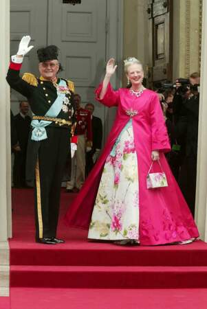 Pour le mariage du prince héritier Frederik et Mary Donaldson en mai 2004, Margrethe II opte pour un long manteau rose fuchsia porté sur une robe fleurie