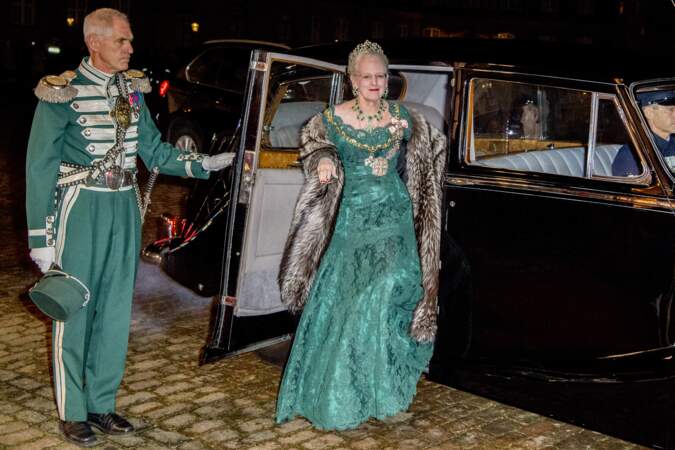 Arrivée de Margrethe II en robe de dentelle verte au traditionnel dîner de Nouvel An au palais d'Amalienborg à Copenhague en janvier 2018