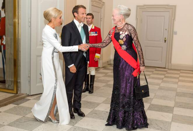 Margrethe II reçoit Emmanuel et Brigitte Macron en août 2018 pour un dîner d'Etat au château de Christiansborg, dans une longue robe violette doublée de dentelle noire