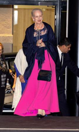  La reine du Danemark lors d'un dîner de gala au Grand Hotel à Oslo en septembre 2022 dans une robe rose vif et top en dentelle bleu nuit