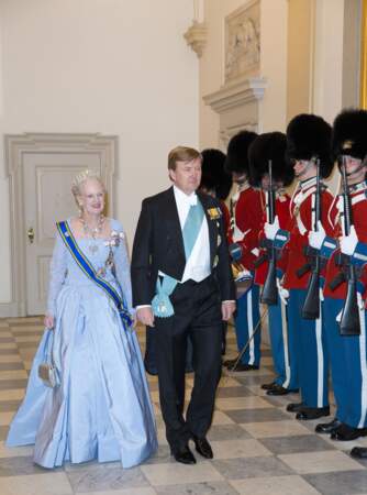 Pour un dîner d'Etat au Palais de Christiansborg à Copenhague, en mars 2015, Margrethe II est habillée d'une imposante robe bleu ciel à manches longues