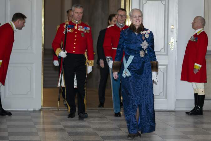 La reine danoise arrive à la cérémonie de voeux pour les corps diplomatiques au château de Christiansborg à Copenhague en janvier 2019 dans une robe manteau bleue doublée de fourrure