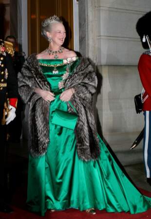 Margrethe II lors de la cérémonie du nouvel an au palais Amalienborg à Copenhague en janvier 2007 dans une longue robe verte en satin, portée sous une imposante fourrure