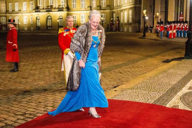 Pour le dîner de Nouvel An au palais d'Amalienborg de Copenhague en janvier 2023, Margrethe II a choisi une robe bleue à traîne