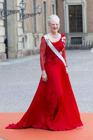 Pour le mariage de Carl Philip de Suède et Sofia Hellqvist à la chapelle du palais royal à Stockholm en juin 2015, Margrethe II opte pour une robe rouge vif