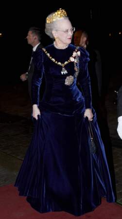 Margrethe II en longue robe de velours bleu nuit pour la soirée traditionnelle du Nouvel An au Palais Christian VII a Amalienborg, à Copenhague, en janvier 2013