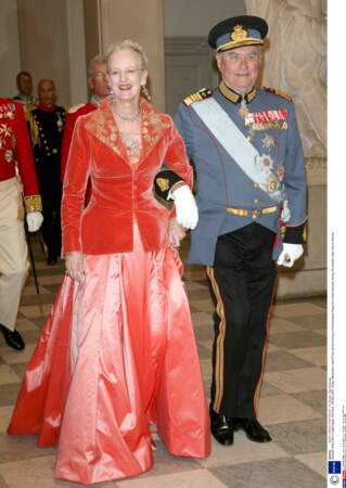 Pour la visite d'État de la famille royale suédoise à Copenhague en mai 2007, Margrethe II opte pour une robe en satin couleur corail et une veste New Look en velours