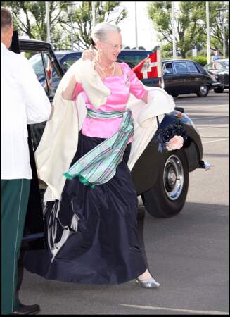 La reine Margrethe assiste à la célébration des 350 ans de la garde royale danoise dans un ensemble rose et bleu nuit 