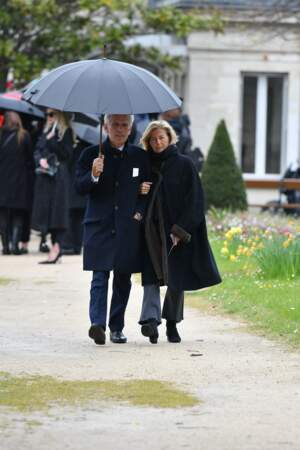 Claire Chazal et un ami aux obsèques de Maître Hervé Temime au cimetière du Montparnasse le 14 Avril 2023.