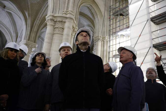 Accompagné de son épouse ce 14 avril, Emmanuel Macron entendait “constater que l’objectif de restitution de l’édifice au culte et à la visite avant la fin de l’année 2024 sera tenu”, selon la présidence