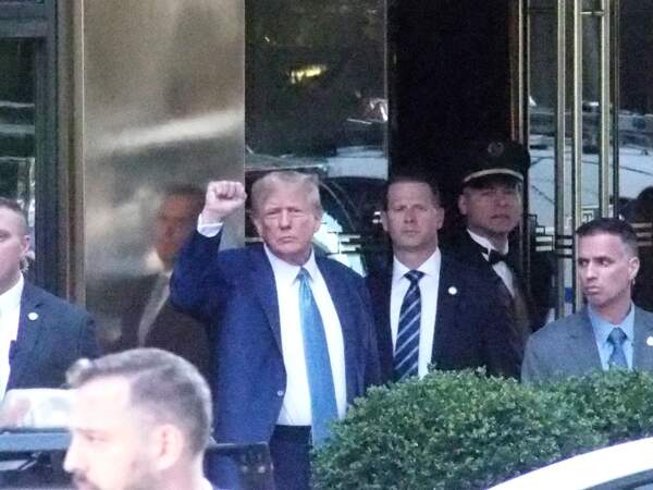 Donald Trump quitte son appartement de la Trump Tower pour rencontrer le procureur général de New York, le 13 avril 2023