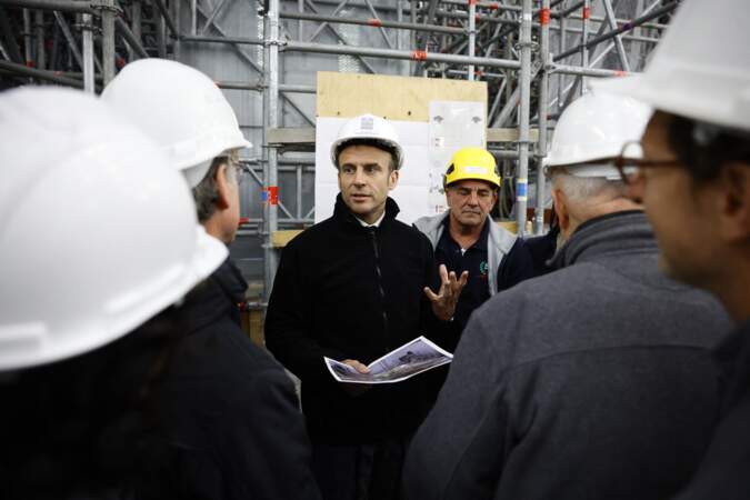 Emmanuel Macron a aussi discuté avec les ouvriers présents sur le chantier