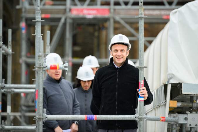 Heureux de constater l'avancée phénoménale des rénovations, Emmanuel Macron est apparu tout sourire à la fin de la visite