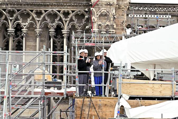 Après la visite du chantier intérieur, le président s'est rendu sur les hauteurs de Notre-Dame