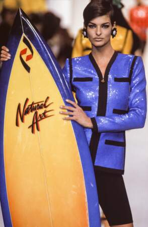 Linda Evangelista surfe sur le podium (Prêt à porter Printemps/Eté 1990-91)