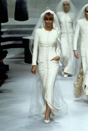 La robe de mariée en tweed de Claudia Schiffer (Haute couture - Automne 1995-1996)