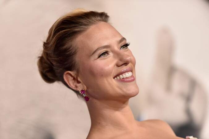 Scarlett Johansson lumineuse avec son chignon coiffé-décoiffé 