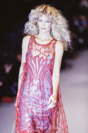 La robe fluide de Claudia Schiffer (Collection Automne-Hiver 1995-96)