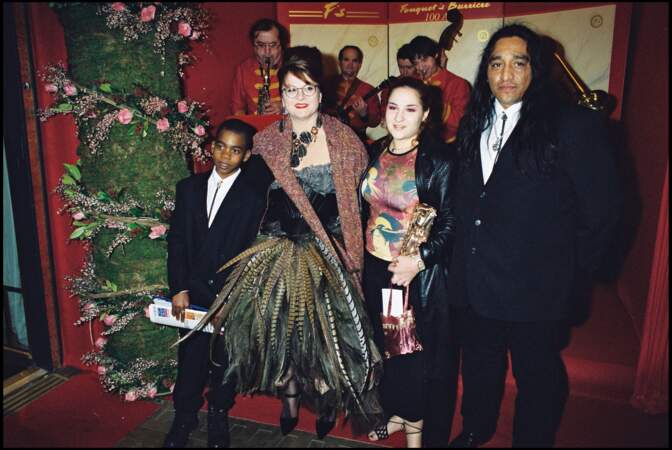 Josiane Balasko, avec son mari et ses deux enfants, lors de la soirée des César en 2000.