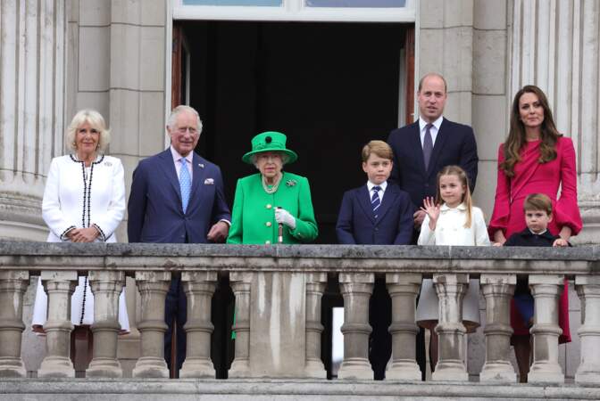 Pour cette occasion, tous les membres actifs et proches de la famille royale britannique étaient réunies autour de la reine Elizabeth II