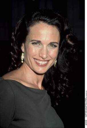 Andie MacDowell porte une crinière brune et bouclée en 1999