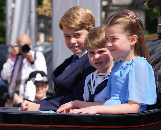 Prince Louis accompagné de George et Charlotte dans les rues de Londres