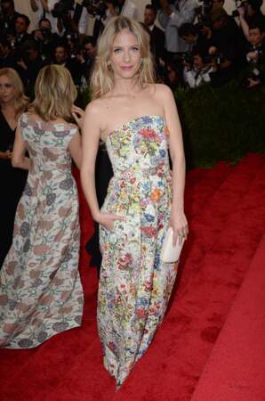 Mélanie Laurent et sa longue robe fleurie au Met Gala à New York en 2015