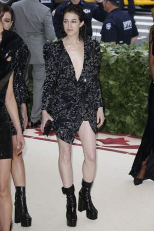 Charlotte Gainsbourg en robe courte à sequin Saint Laurent au Met Gala à New York en 2018