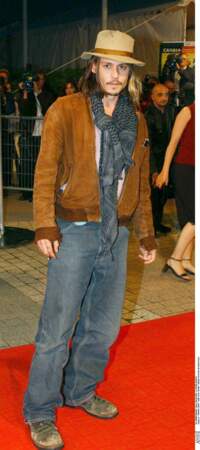 Johnny Depp porte une chèche autour du cou ainsi qu'un chapeau 