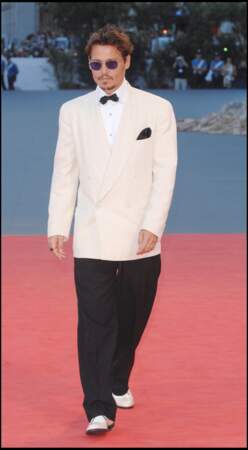 Johnny Depp opte pour le costume à noeud papillion à la Mostra de Venise en 2007