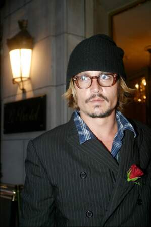 Johnny Depp porte le bonnet et des lunettes en 2003