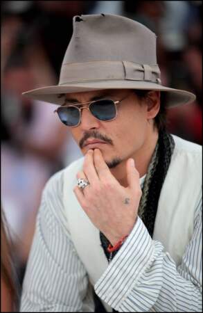 Johnny Depp et ses lunettes de soleil aux verres teintés au Festival de Cannes en 2011