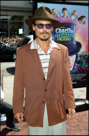Johnny Depp a une tête à chapeau porte le chapeau 